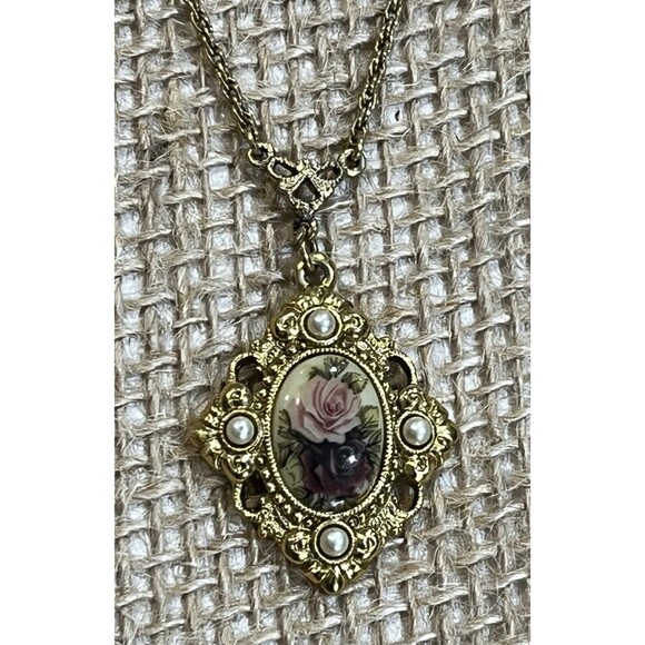 VTG 1928 Company Romantic Rose Cameo Pendant Necklace Regency Cottagecore 15in - Picture 3 of 8